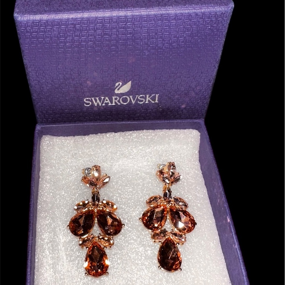 SWAROVSKI CRYSTAL 2” EARRINGS, GLEAMING TOPAZ COLOR. NEW🔶 IN BOX